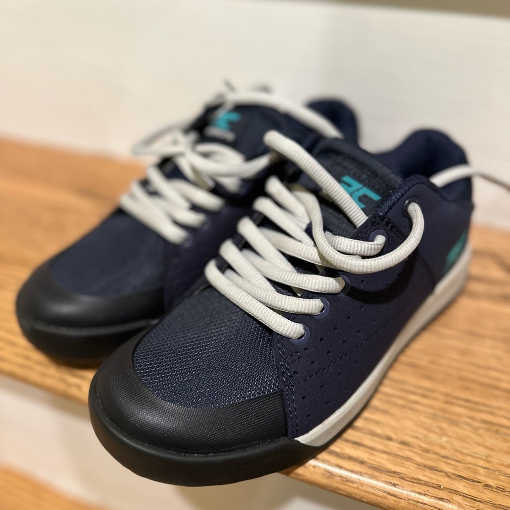 Stylish Navy women’s ride Sneakers ride concepts size 6.5 NWOT